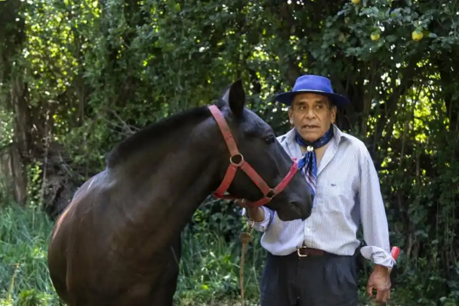 CON SU CABALLO CHANGUITO. Jorge Alberto Gutiérrez obtiene la materia prima de sus propios animales, que cuida como parte de su familia. la gaceta / Foto de Matías Vieito