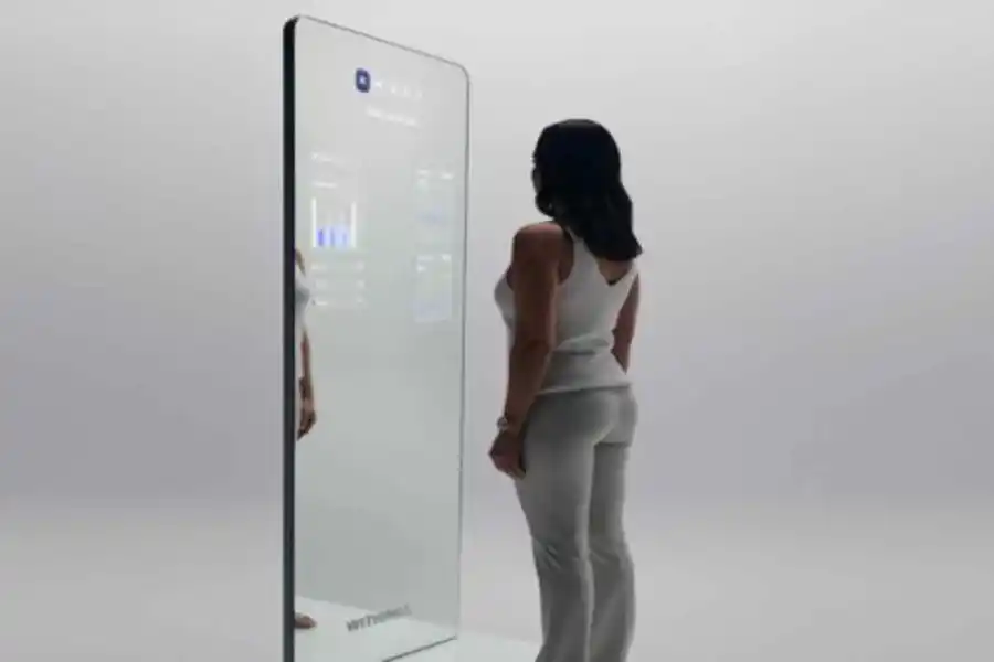 Así es Omnia, el espejo que monitorea tu salud vía inteligencia artificial y hasta pide turnos médicos.