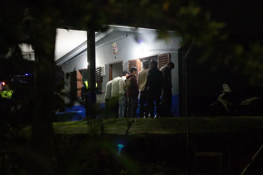 DEMORADOS. 18 jóvenes esperaban en la comisaría de Tafí del Valle para averiguaciones de antecedentes.