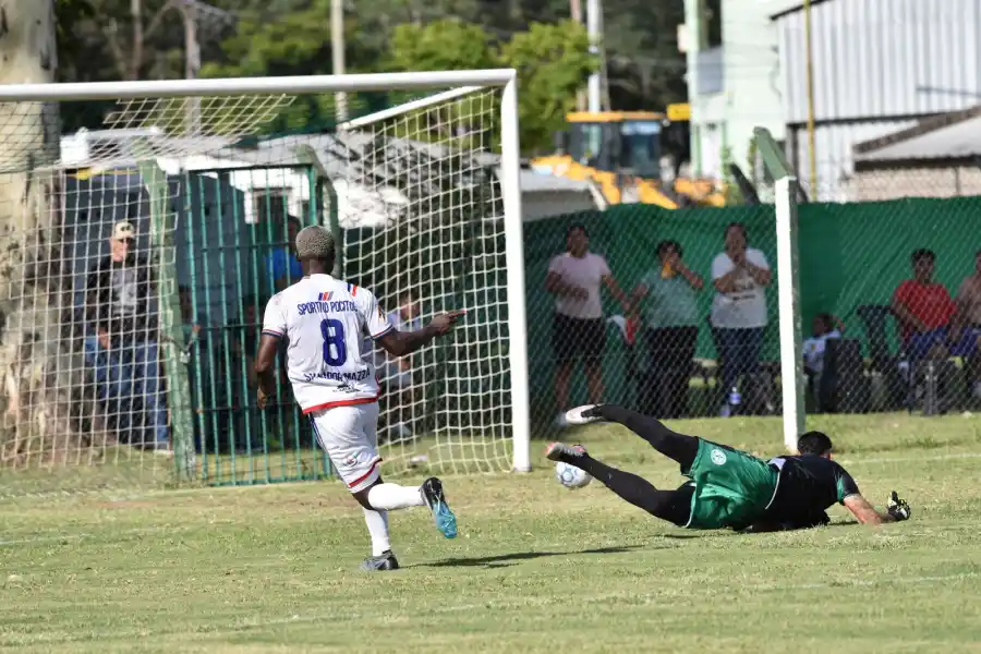 GRAN DEFINICIÓN. Palacios colocó la pelota en el palo izquierdo de Lencina. 