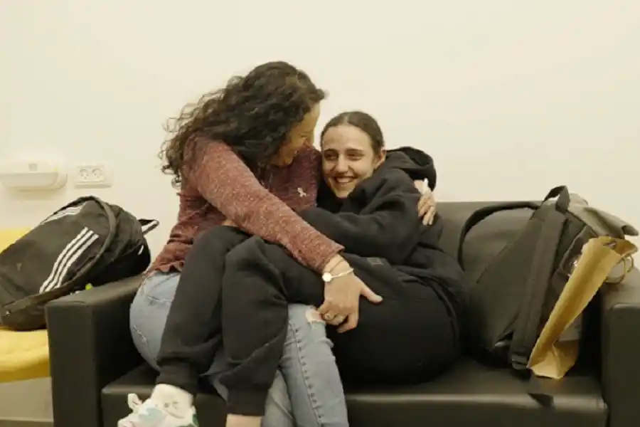 La rehén israelí liberada Romi Gonen es abrazada por su madre, Meirav. 