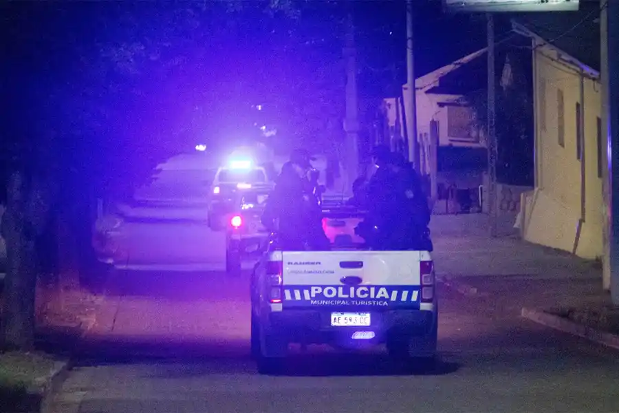 TODA LA NOCHE. Las patrullas recorrieron las calles de Tafí del Valle y de El Mollar.