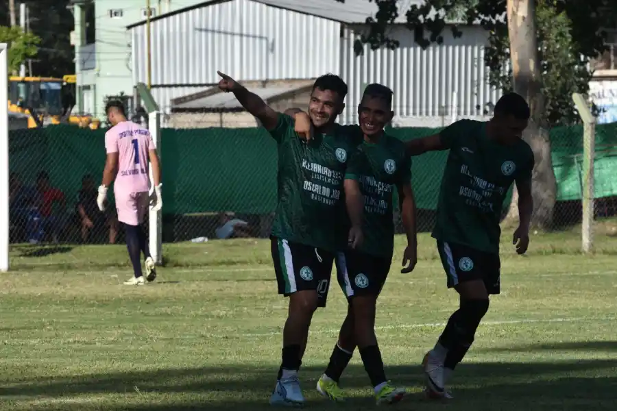 UNA SUTILEZA. Juárez anotó el descuento del local por medio de un tiro libre cercano a la medialuna del área de Pocitos.