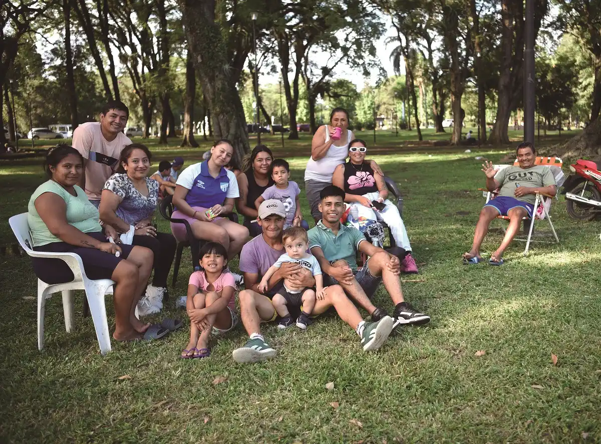 PLAN DE DOMINGO. César Alberto Azcurraín junto a su familia en el parque, en la tarde de ayer.