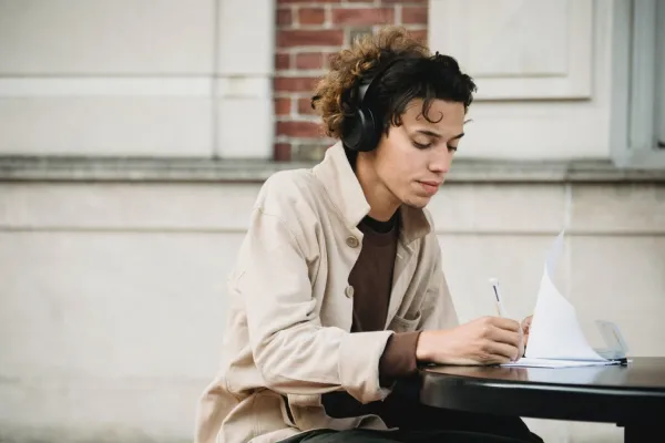 El género musical que debemos escuchar para estudiar, según la ciencia