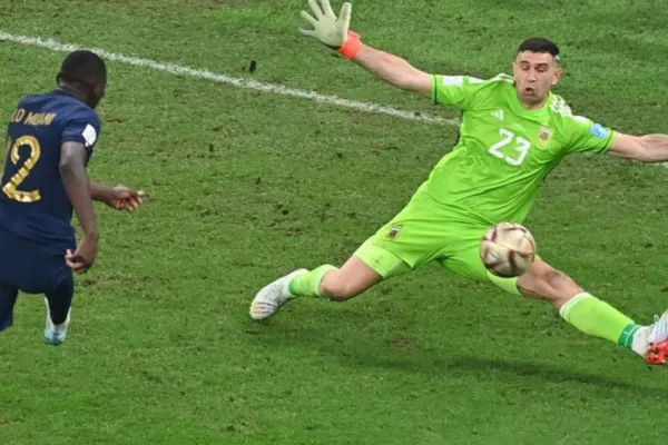 El inédito video que compartió FIFA de la histórica atajada de “Dibu” Martínez en el Mundial: “Frenó los festejos”