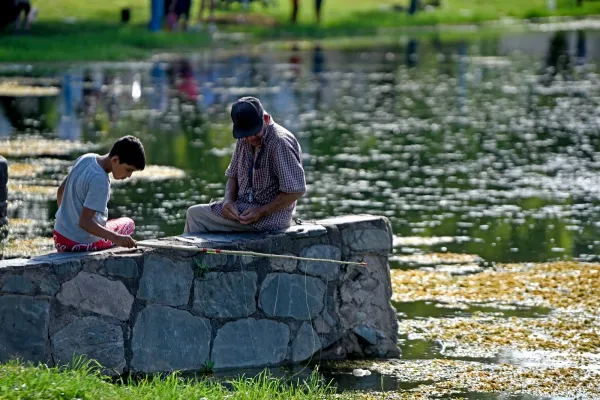 Domingo en el Parque: entre la pesca, los saltos prohibidos, la basura y el goce