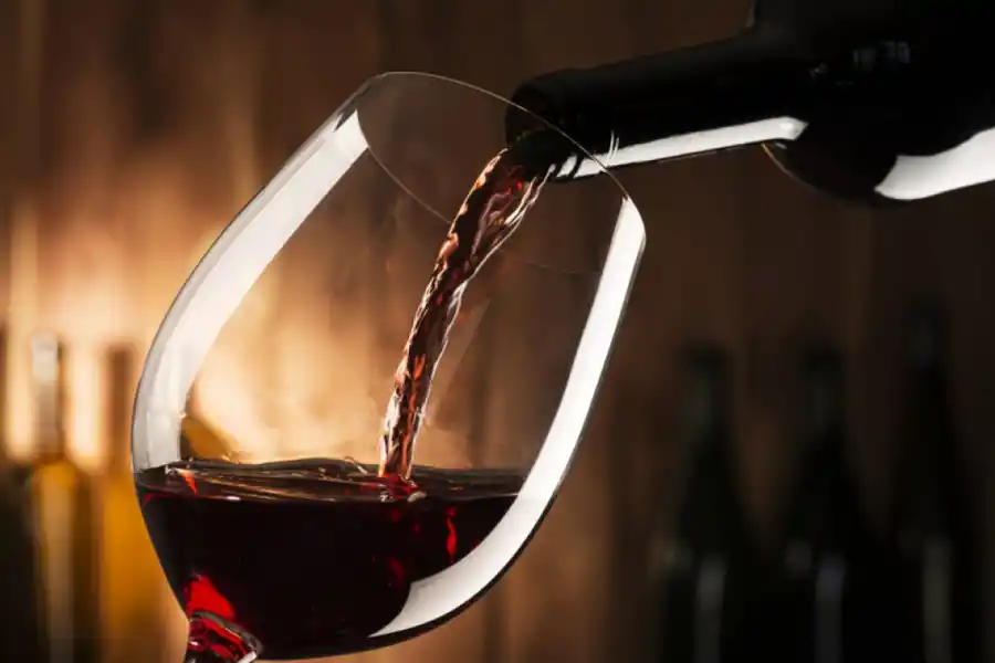 Una copa de vino puede ser una bebida conveniento a la hora de manetnerse en forma. 