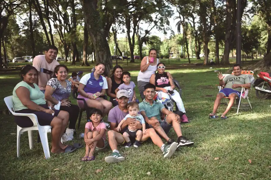 PLAN DE DOMINGO. César Alberto Azcurraín junto a su familia en el parque, en la tarde de ayer.
