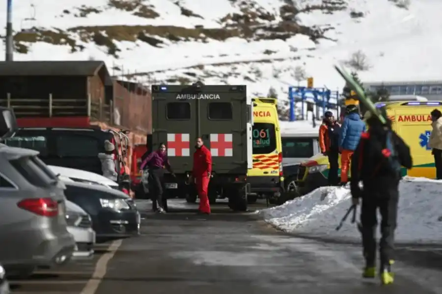 Unas 14 ambulancias fueron desplegadas en el resort de esquí, informó la protección civil de la región a CNN. Verónica Lacasa/Europa Press/AFP