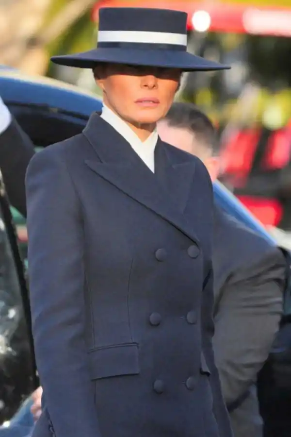 Los looks de Melania para la asunción de Donald Trump: ¿por qué aseguran que oculta algo?