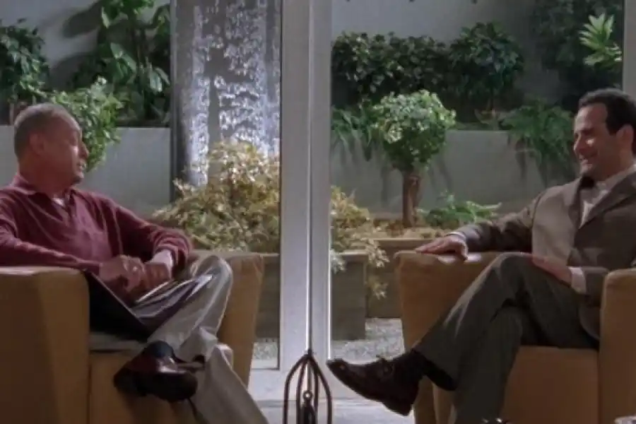 ICÓNICO. En la serie “Monk”, el protagonista quiere irse de vacaciones con su analista cuando le avisa del viaje.