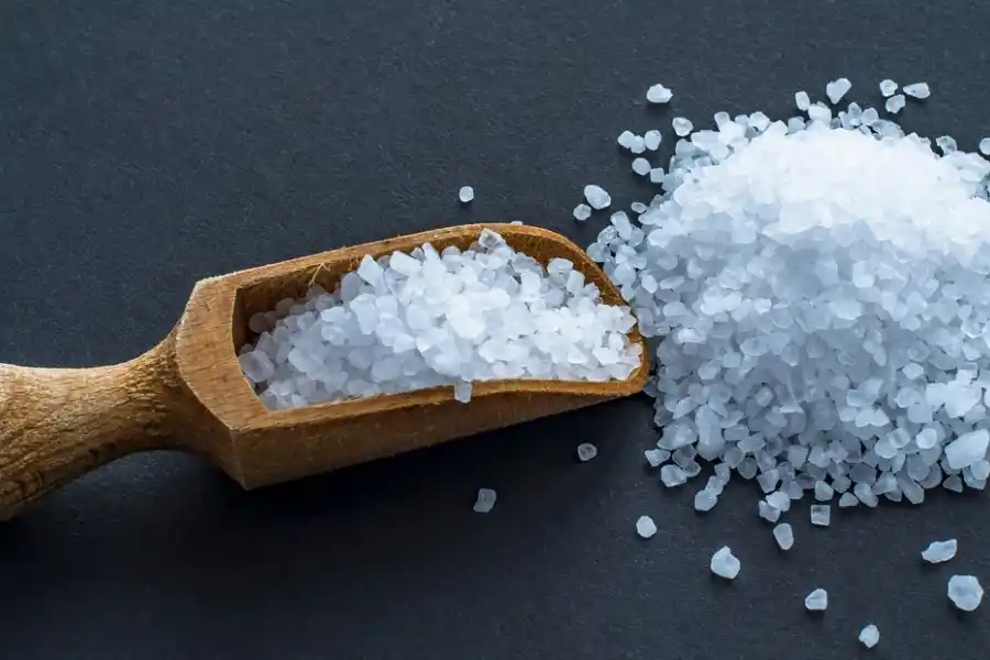 La limpieza con sal gruesa se volvió viral en las redes por sus resultados.