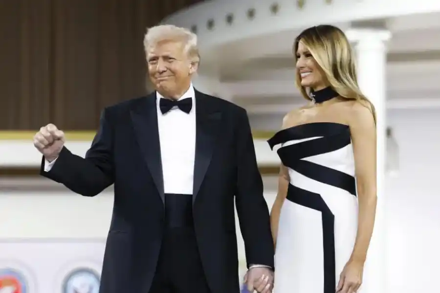 Los looks de Melania para la asunción de Donald Trump: ¿por qué aseguran que oculta algo?