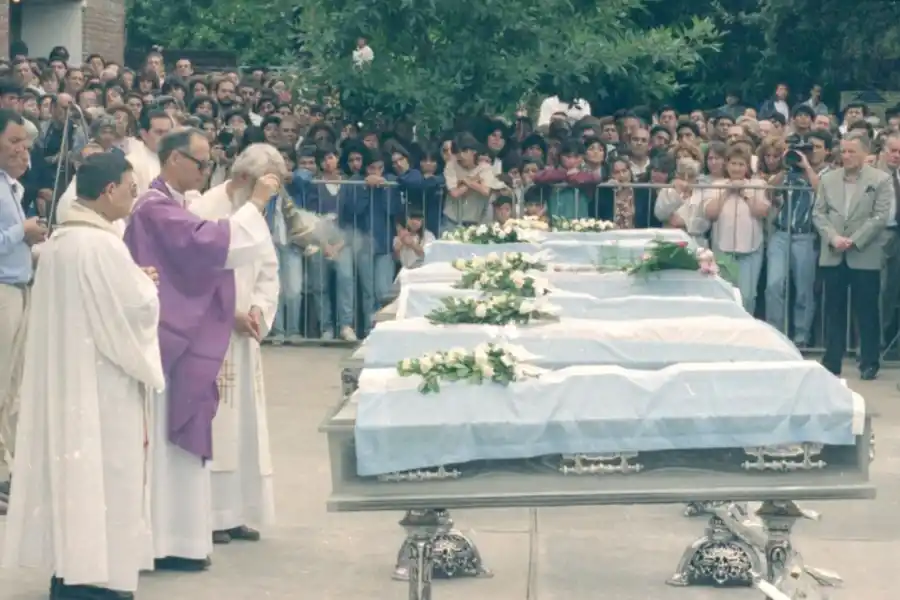 SEPELIO. Cientos de personas se congregaron en el Montserrat para despedir a siete de los ocho fallecidos.