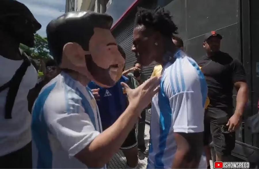 A PURO BAILE. En medio de la euforia, el streamer bailó con un seguidor disfrazado del