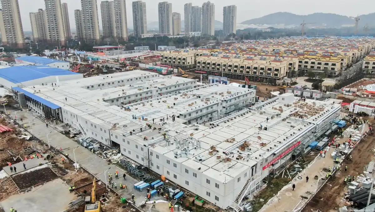 EL PRIMER FRENTE. El hospital Huoshenshan fue construido en tiempo récord para atender a los primeros infectados.