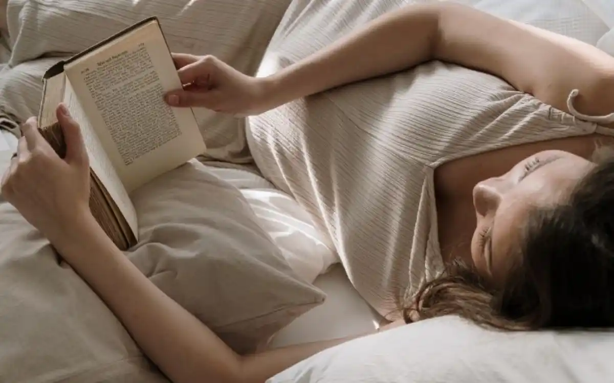 Leer antes de dormir puede ser mucho más beneficioso que escuchar música.