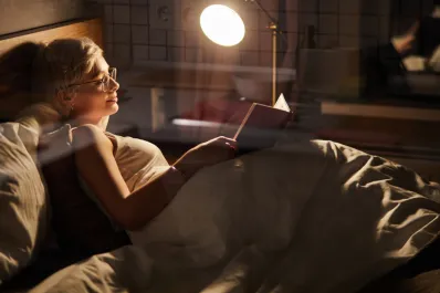Un estudio reveló cuántos son los minutos exactos que debemos leer antes de dormir para mejorar el descanso