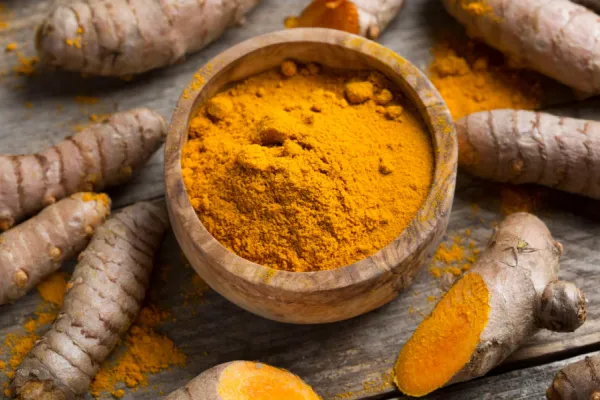 Estos son los increíbles beneficios de tomar té de cúrcuma todas las noches