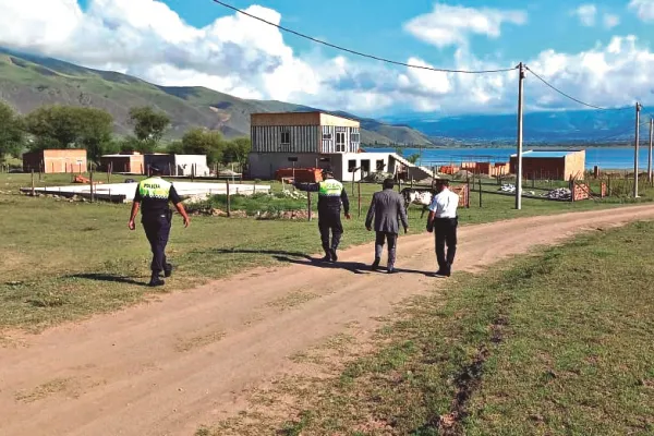 LARGA CAMINATA. El fiscal Miguel Varela (de traje) descubrió que una casa había fue construida sobre un badén que lleva agua al lago.