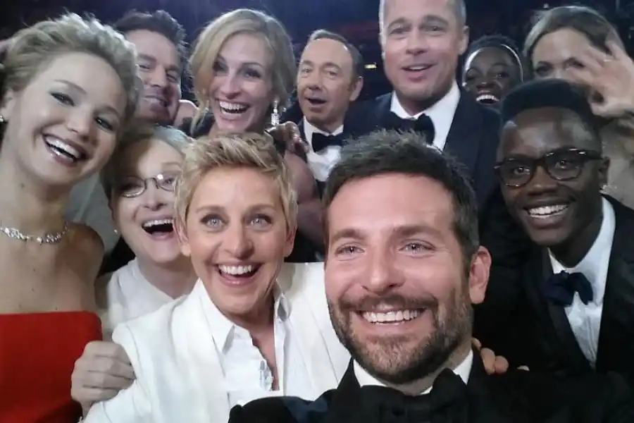 ICÓNICA. En 2014, Ellen Degeneres se tomó una selfie en los Oscars.