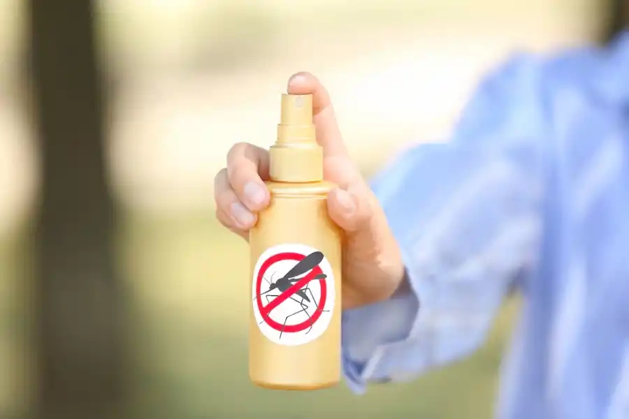 Dos marcas de repelentes de mosquitos fueron prohibidas por la ANMAT, al igual que productos de limpieza.