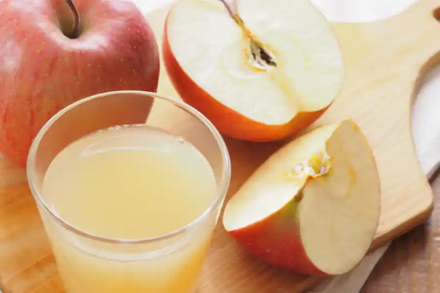 El jugo de manzana es fácil de preparar: solo necesitas manzanas frescas, agua y un endulzante. 