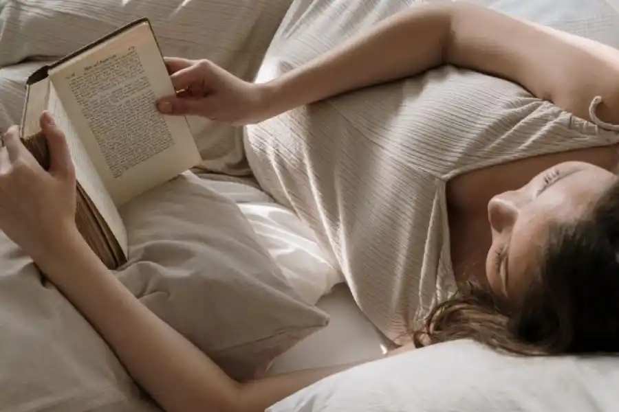 Leer antes de dormir puede ser mucho más beneficioso que escuchar música.