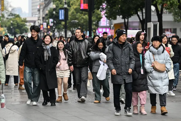 EN CHINA. La gente camina por una calle peatonal en Wuhan a cinco años del inicio de la pandemia de covid-19. AFP