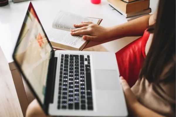 Santander lanza un programa de capacitación digital gratuita para jóvenes y profesionales