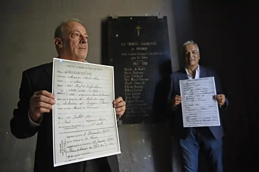 DOCUMENTOS. Los especialistas analizan actas de principios del siglo XX para reconstruir los hechos.