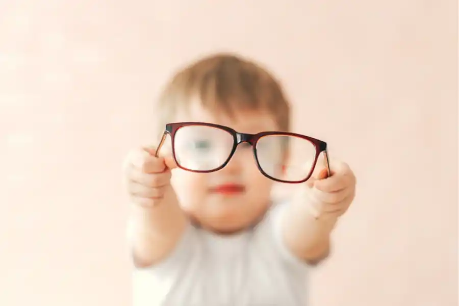 Cada vez más niños desarrollan miopía pero hay un sencillo hábito para prevenirla