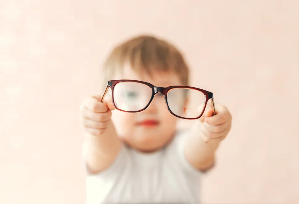 Cada vez más niños desarrollan miopía pero hay un sencillo hábito para prevenirla