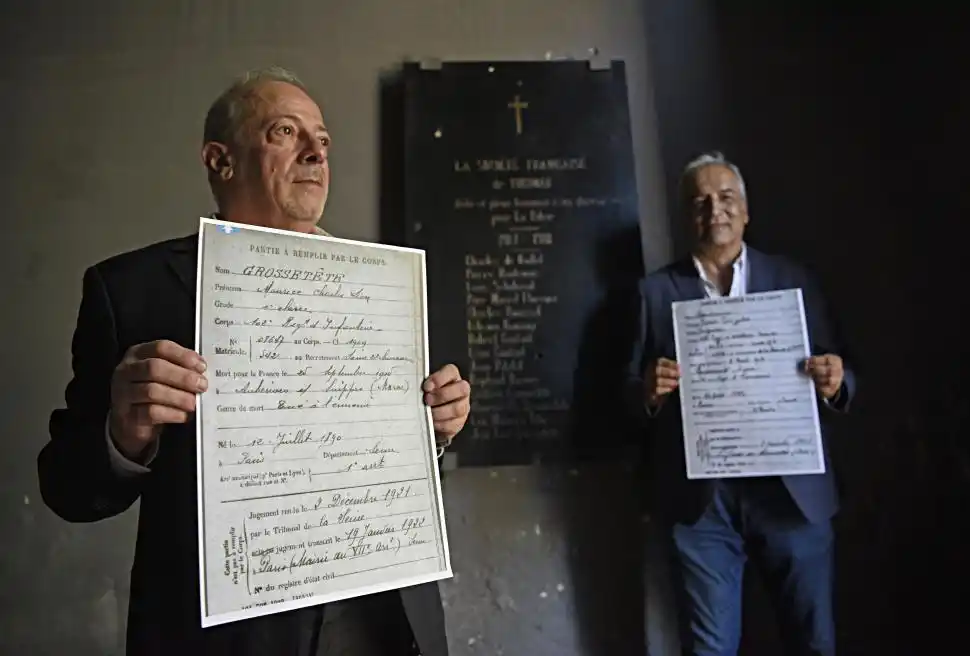 DOCUMENTOS. Los especialistas analizan actas de principios del siglo XX para reconstruir los hechos.