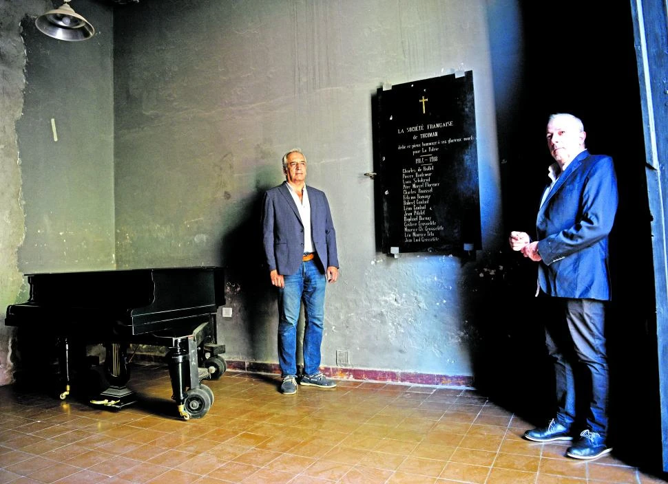 LA PLACA. En la Sociedad Francesa, actualmente en obras, descansa el homenaje a los 14 caídos en combate.