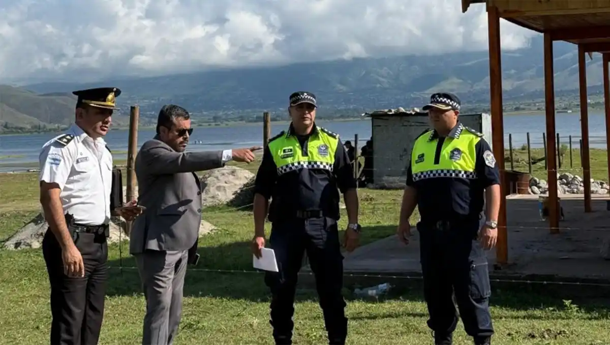 DANDO INSTRUCCIONES. Después de haber realizado la inspección en el lugar, el fiscal Miguel Varela comenzó a buscar otras pruebas del caso.