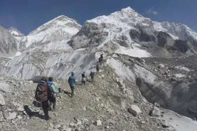 Un sorpresivo aumento encarece escalar el Monte Everest