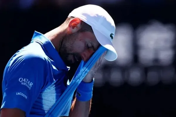 Abucheos y drama en Australia: Djokovic se retira lesionado, Sinner y Zverev a la final