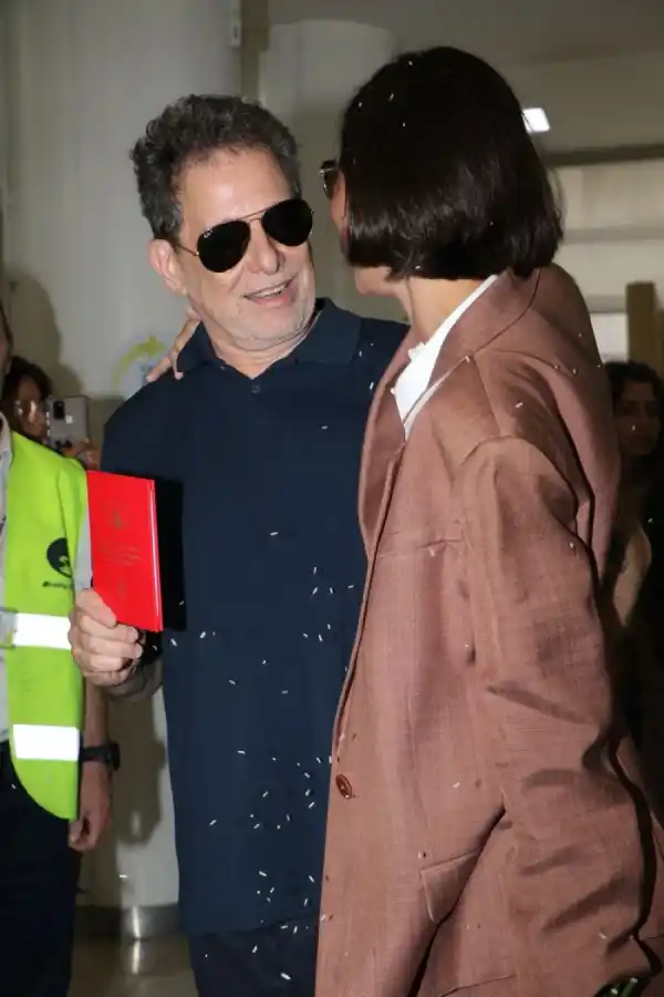 A la salida, familiares y amigos les arrojaron arroz.