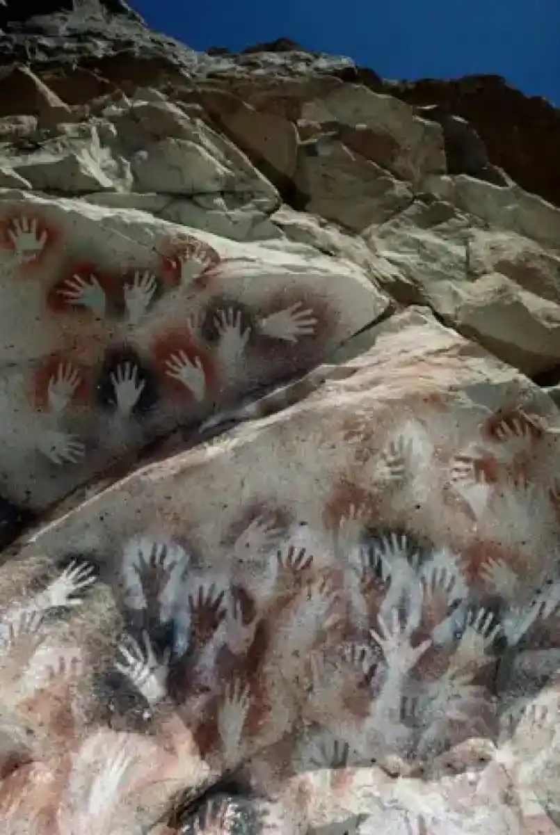 LA CUEVA DE LAS MANOS. en Santa Cruz, recibe su nombre por las manos humanas estampadas en el lugar./NATIONAL GEOGRAPHIC