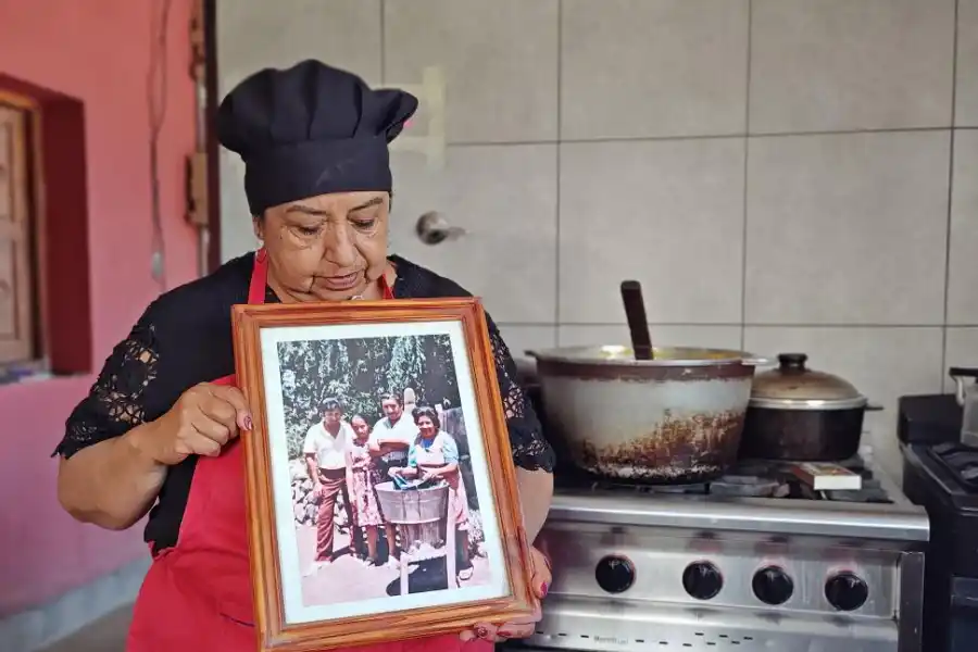 RECUERDO. Liliana con una foto de su madre, fallecida hace 40 años.