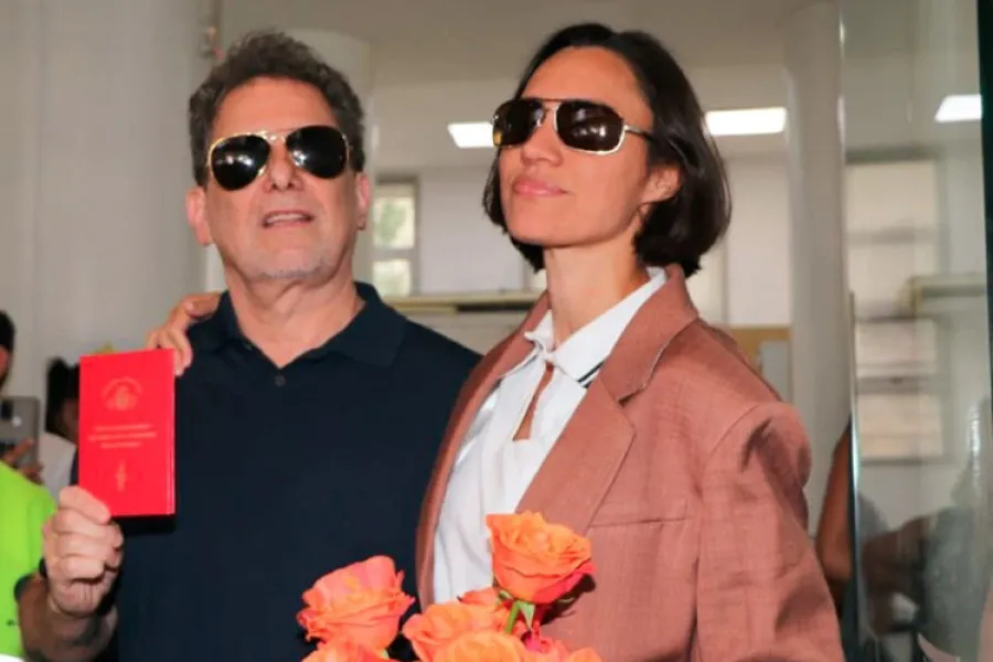 A la salida del registro civil, los recién casados posaron con su libreta de familia .