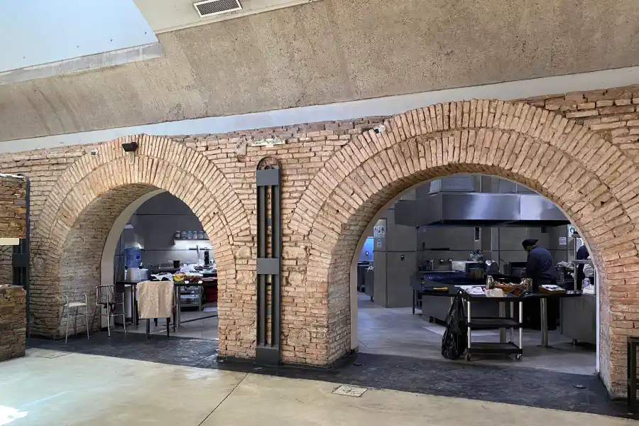 COCINA. Los empleados preparan los almuerzos y desayunos en las viejas bodegas.