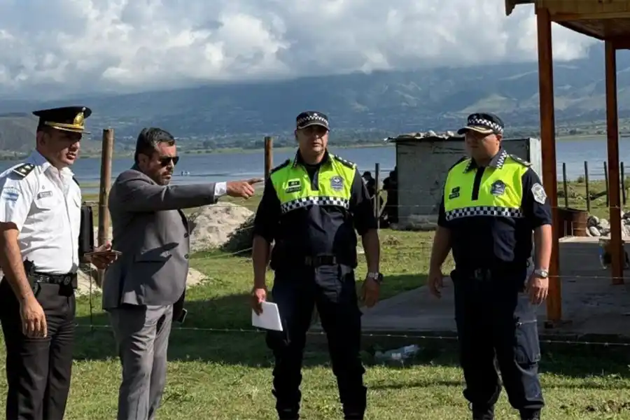 DANDO INSTRUCCIONES. Después de haber realizado la inspección en el lugar, el fiscal Miguel Varela comenzó a buscar otras pruebas del caso.