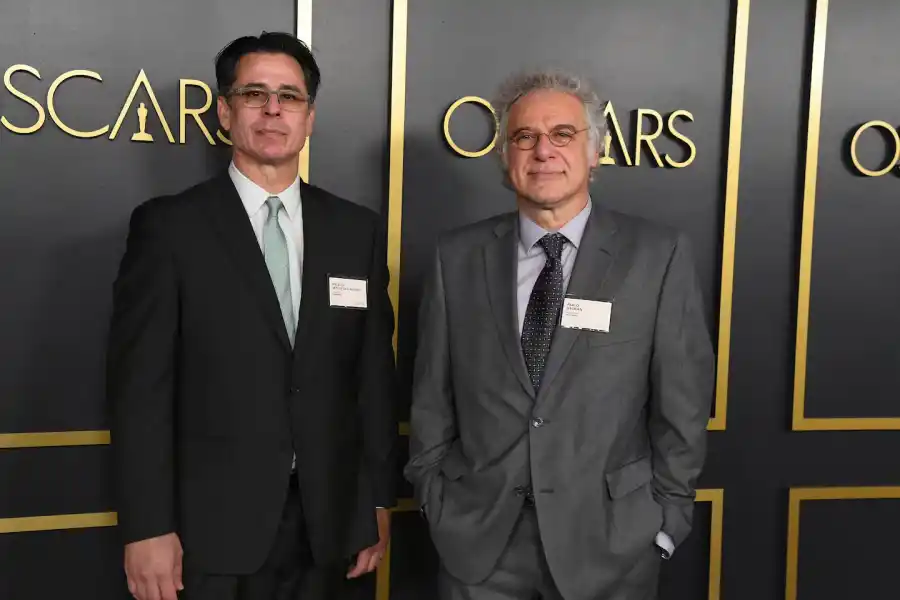 Nelson Sepulveda-Fauser y Pablo Helman durante la entrega de diplomas por las nominaciones al Oscar de 2020.