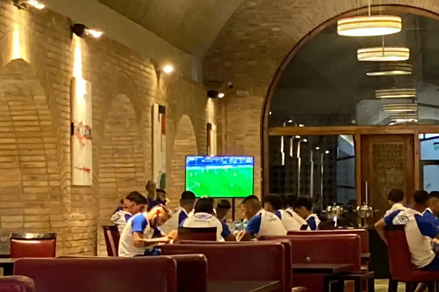 Plantel de Atlético Tucumán almorzando. 