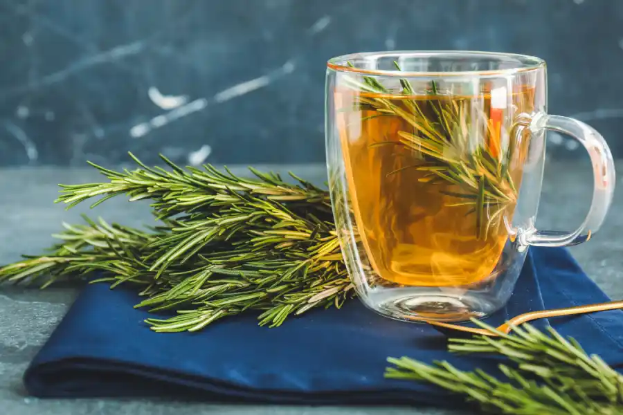 El romero estimula la circulación y la producción de melanina.