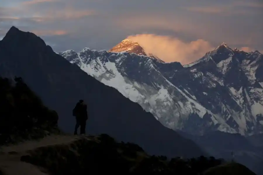 Las tarifas para subir al Everest aumentarán en un 36%
