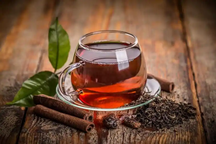 El té negro oscurece el cabello de forma natural al depositar pigmentos oscuros sobre las hebras.